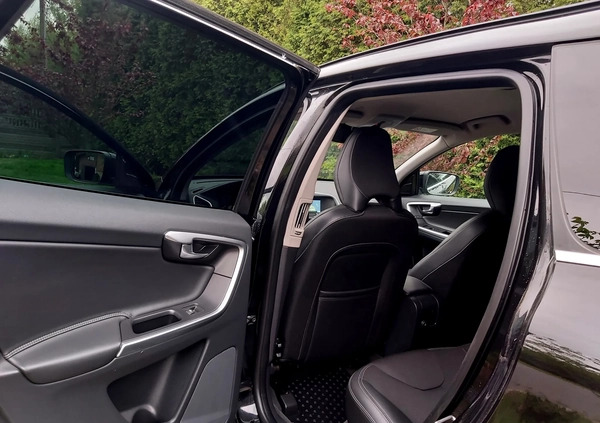 Volvo XC 60 cena 70000 przebieg: 130000, rok produkcji 2016 z Przysucha małe 436